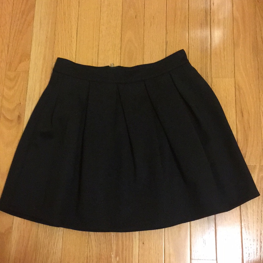 pleated black skirt